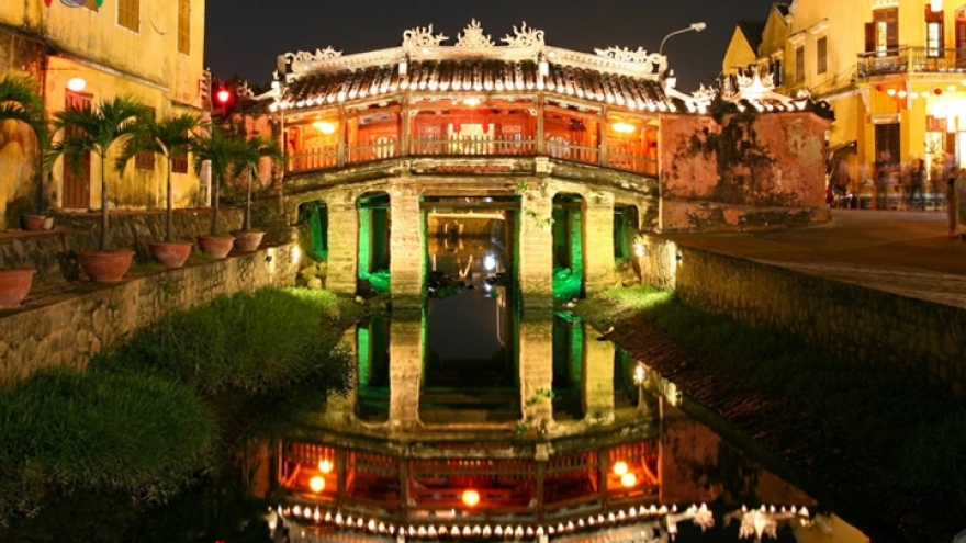 Scenes around the ancient town of Hoi An at night 