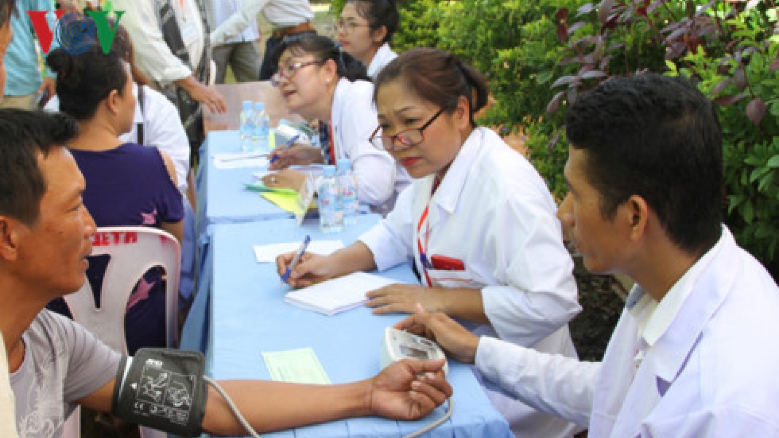 Driven by a passion to serve, doctors provide free care in Cambodia