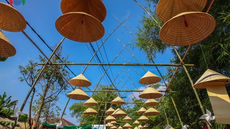 Busy market on Thanh Toan Bridge – a highlight of Hue Festival 2018