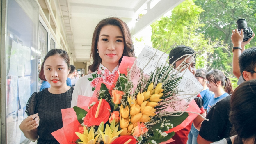 Miss Vietnam 2016 meets teachers on new school year