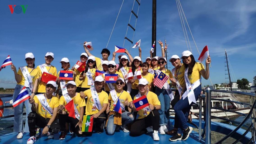 ASEAN +3 Song Contest contestants experience tour of Ha Long bay