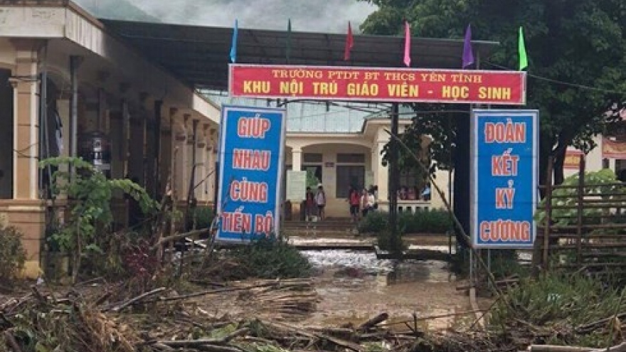 Schools submerged as severe flash flood hits Nghe An