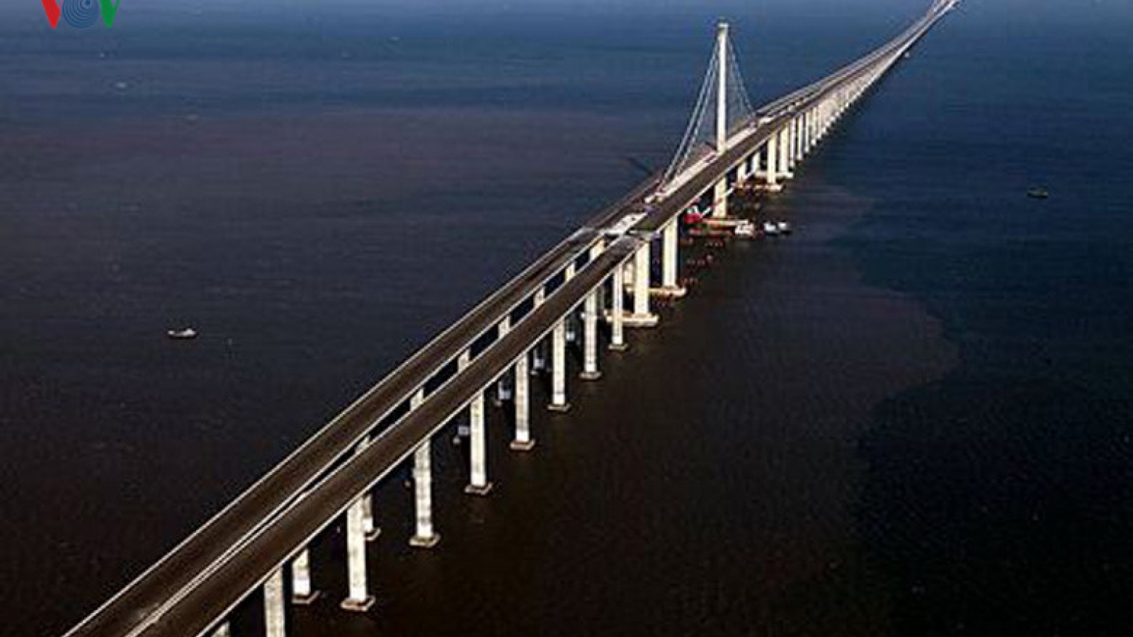 Photos show progress of the Tan Vu-Lach Huyen Bridge