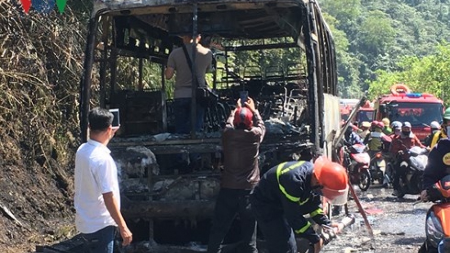 Bus carrying 29 tourists catches fire near Hai Van Pass