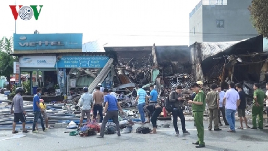 Massive fire engulfs shops in Binh Duong leaving 1 dead