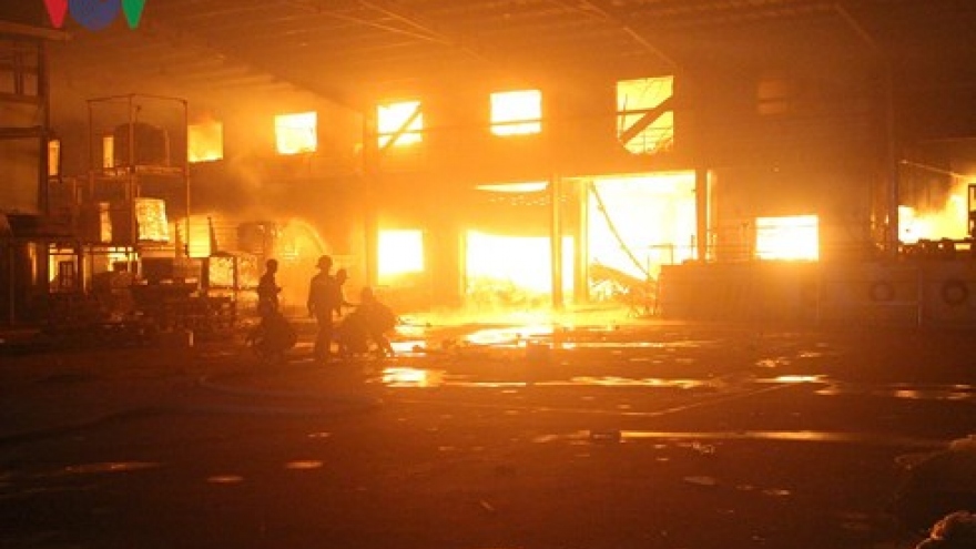 
        Fire rips through wood company in Binh Duong
                              