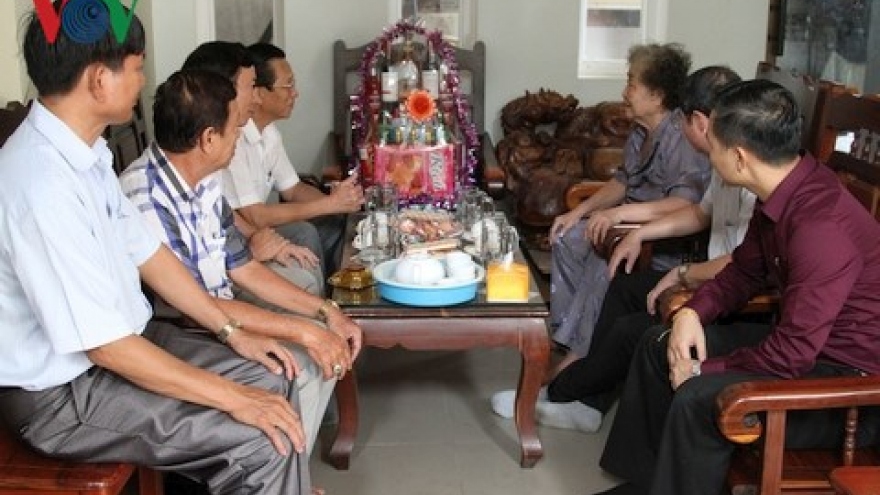 Tet gifts presented to Vietnamese-Cambodian families