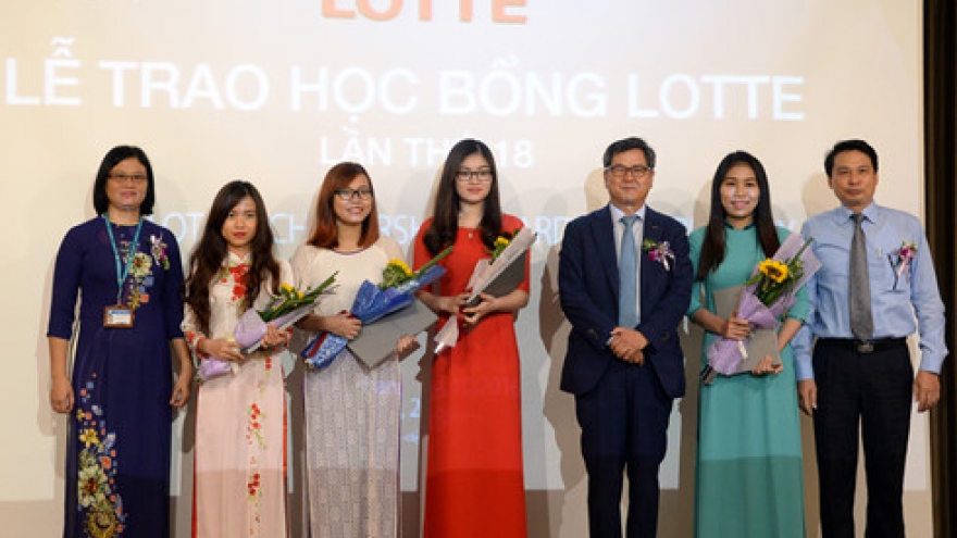 Lotte presents education awards to 76 students