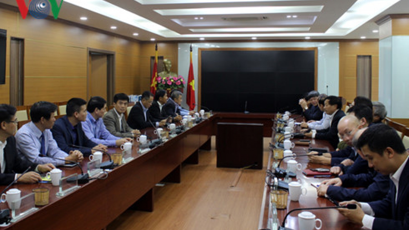 VOV, Vietnam Airlines cooperate in news reporting