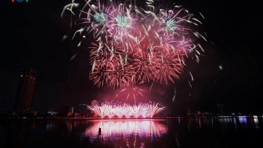 Spectacular displays get Danang Int’l Fireworks Festival off to a bang