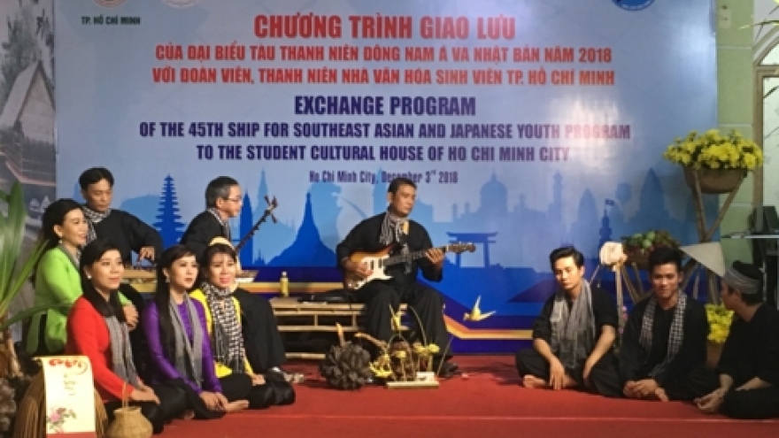 SSEAYP delegates explore the art of Don ca tai tu in HCM City