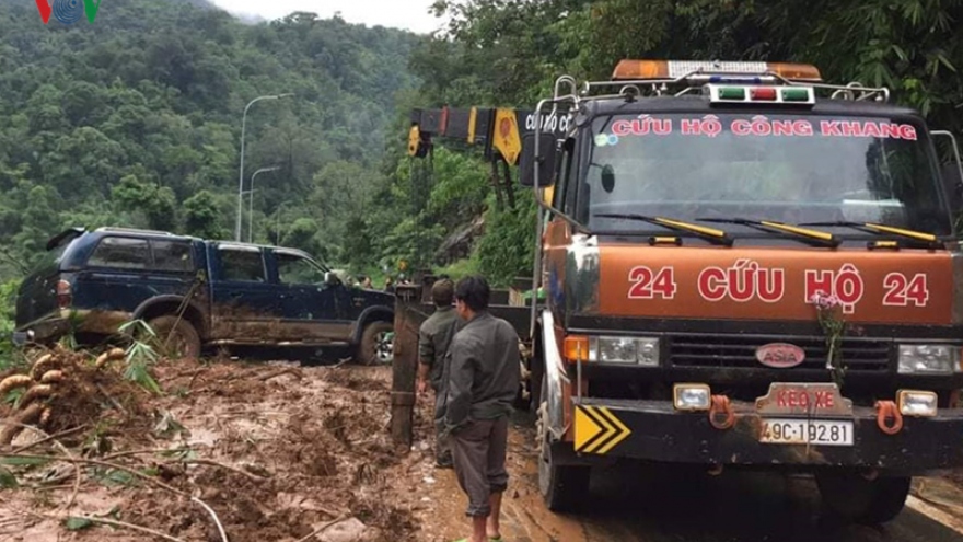 Landslide on Bao Loc mountain pass blocks traffic for hours