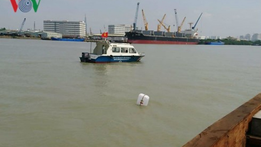 Barge sinks after two collide on Sai Gon River
