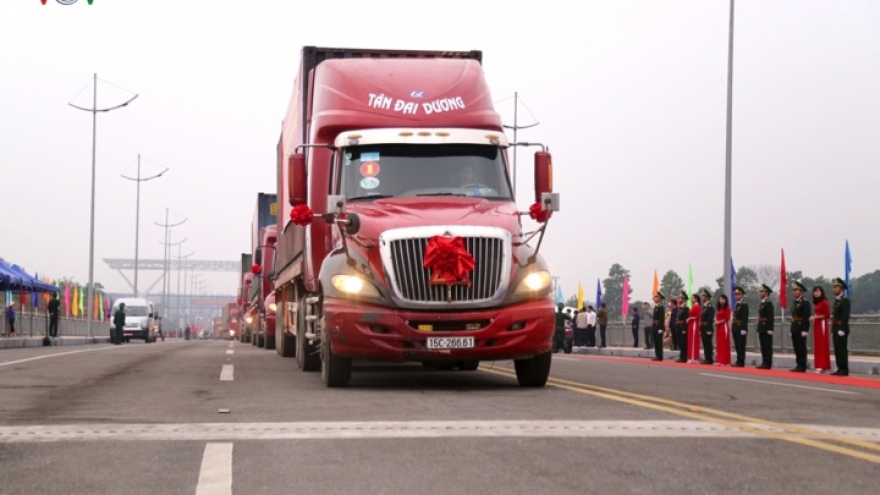 Bac Luan bridge connecting Vietnam with China opens to traffic