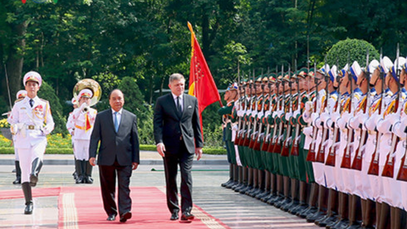 PM Phuc welcomes Slovakia PM to Presidential Place
