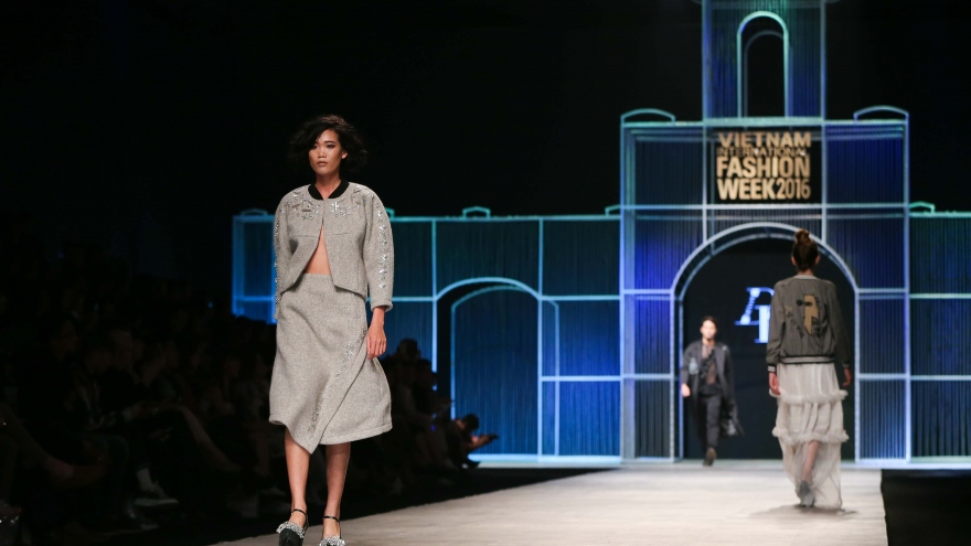 Hoang Thuy struts Vietnam Int’l Fashion Week catwalk