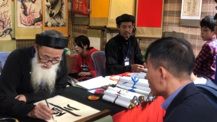 Residents head to Temple of Literature for calligraphic works