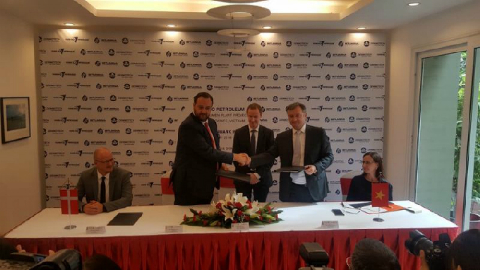 Vung Ro Petroleum shakes hands with DenimoTech