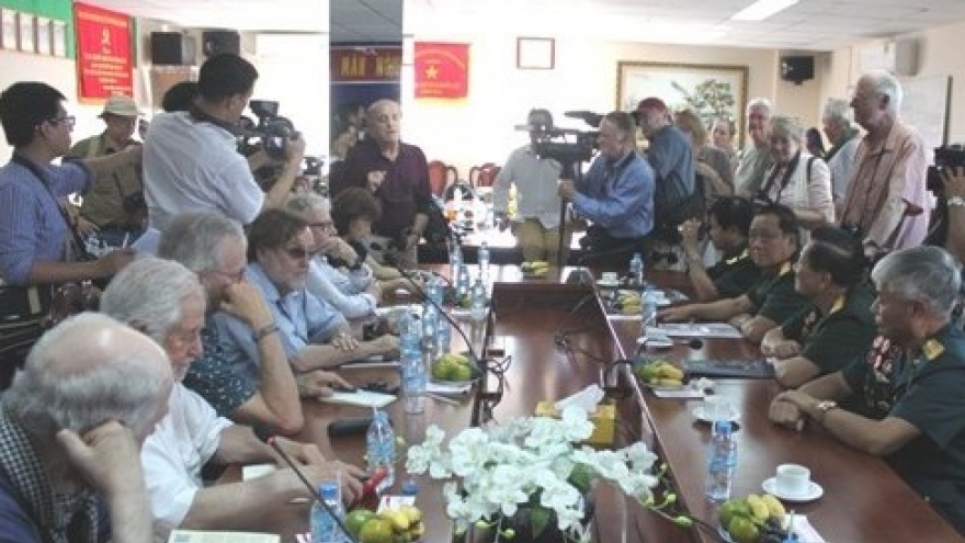 Vietnam War correspondents return to reminisce