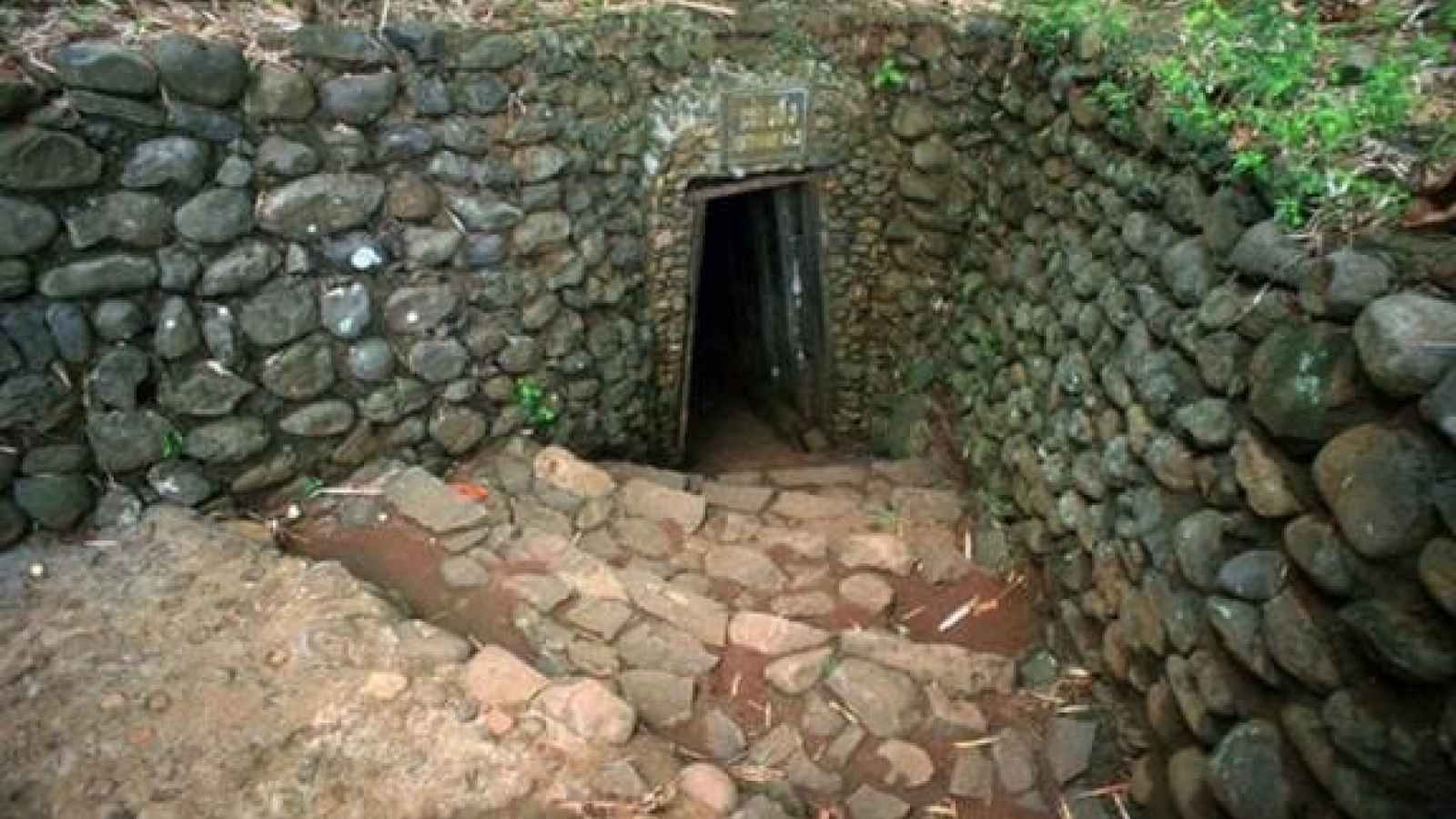 Deputy PM seeks heritage tag for war tunnel