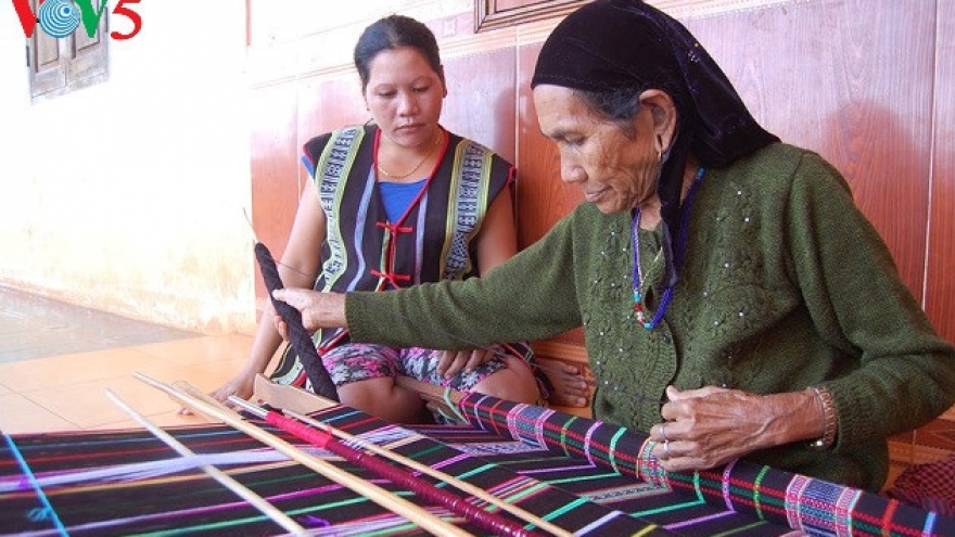 Brocade weaving: dexterity of M’Nong women