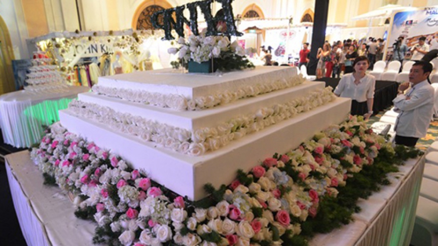 Daewoo Hotel Hanoi displays giant wedding cake