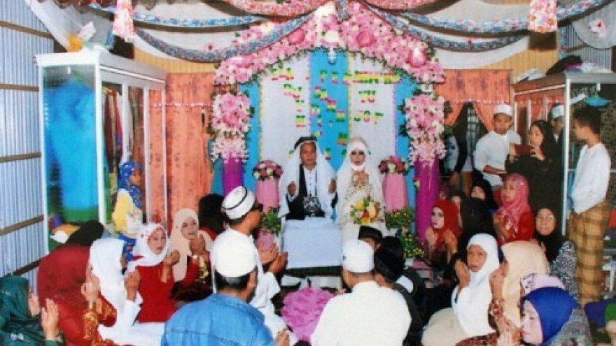 Vietnamese village organizes 40 weddings during Tet