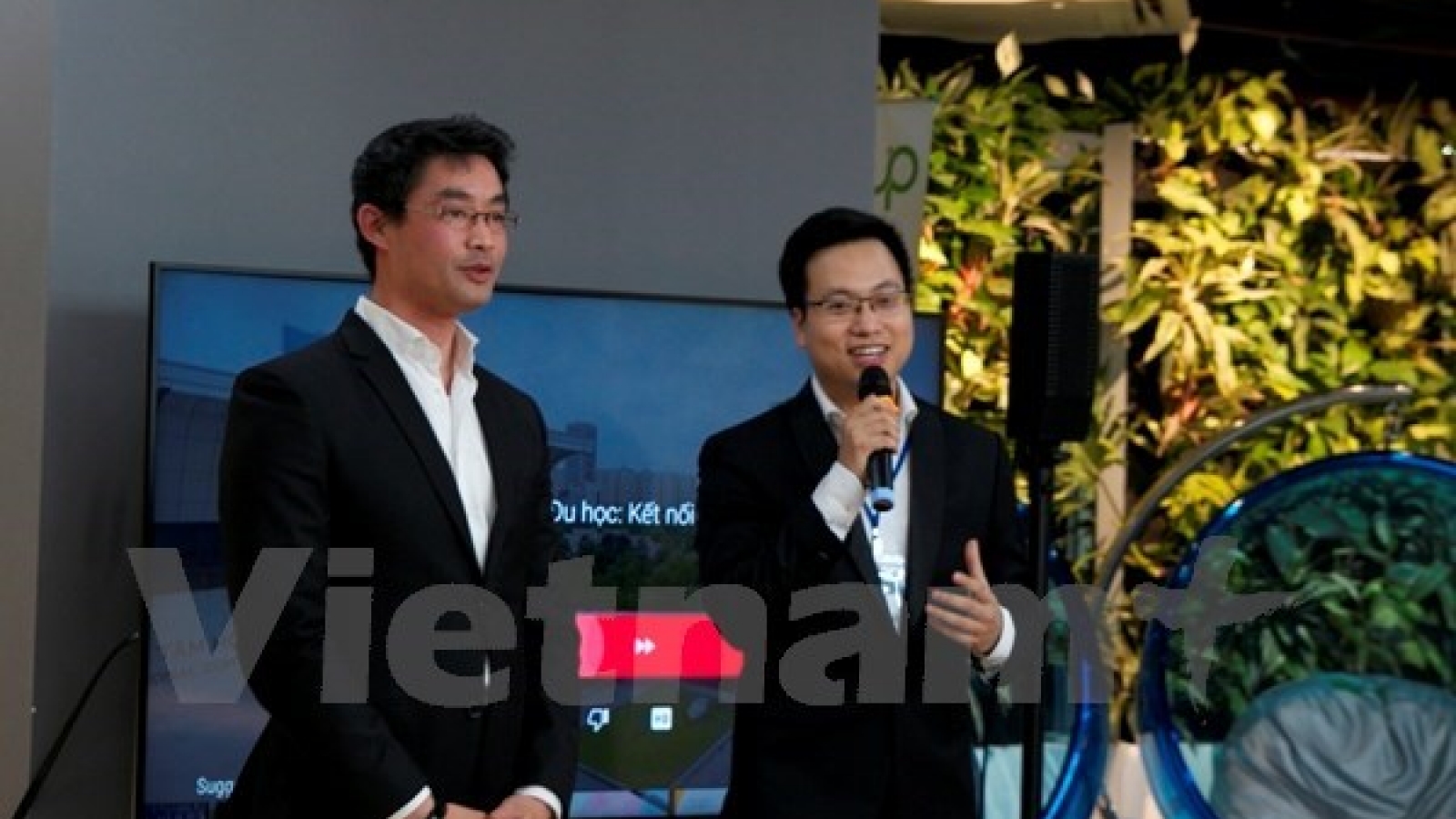 WEF leader joins in exchange with young Vietnamese