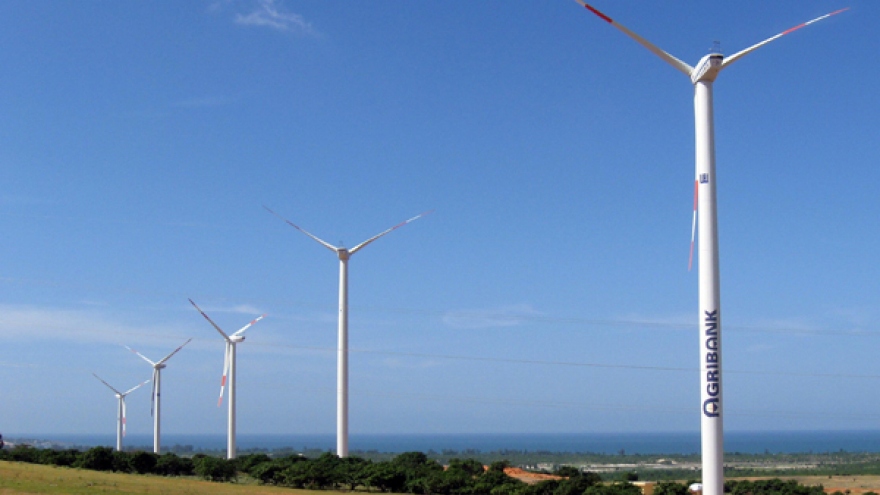 Wind farm investors line up despite poor track record
