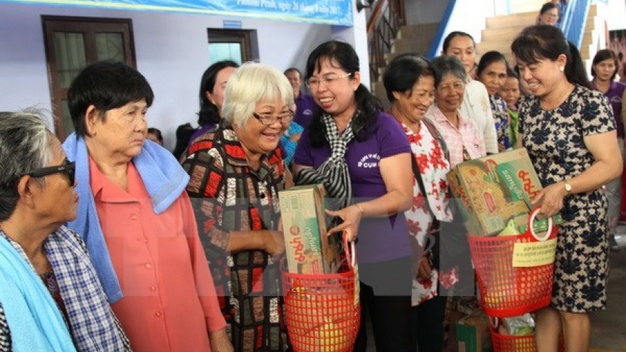 HCM City union grants gifts to poor women, children in Cambodia