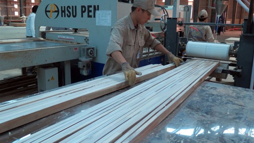 
        Vietnam wood industry faces input woes
                              