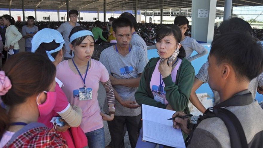 Vietnamese workers protest low wages at Korean garment firm