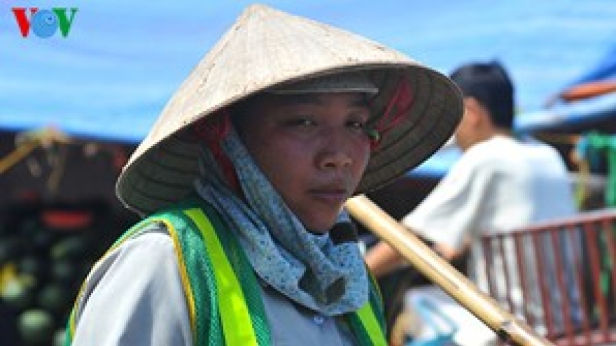 Earning a living in the scorching sun 