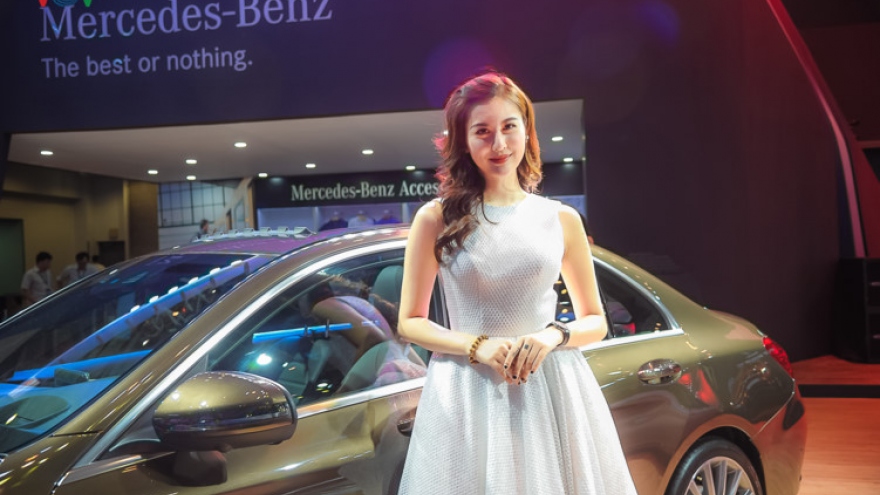 Day 2: Vietnam Motor Show 2017 features auto brands and hot girls