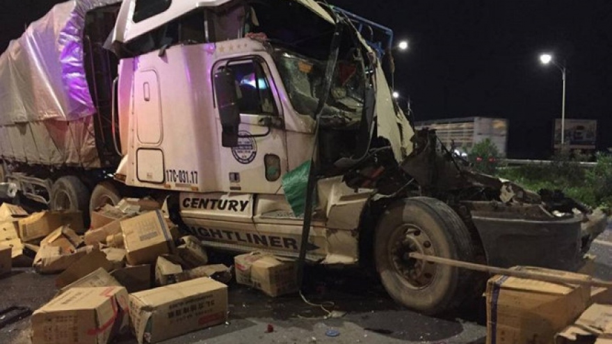 Policeman clings to life after rear end crash in northern Vietnam