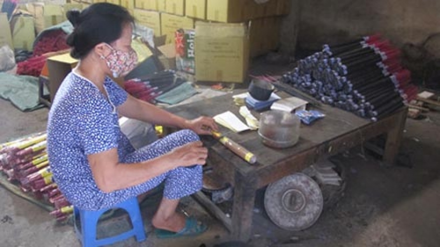 Making incense in Xa Kieu traditional craft village