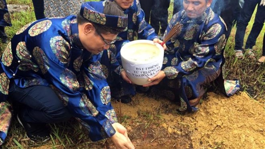 Hue city receives Truong Sa holy earth for “Xa Tac” platform