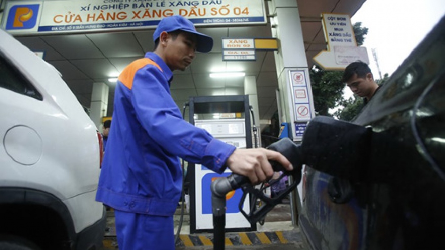 Vietnam raises pump prices by 4% on global oil hikes
