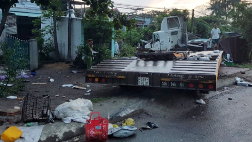 Husband, wife die in motorbike-truck collision near Quy Nhon