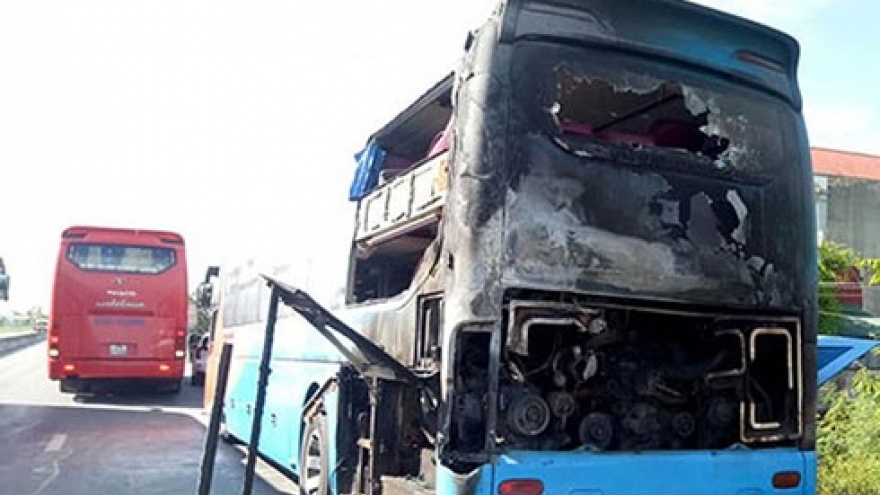 Passenger bus catches fire in Ha Tinh