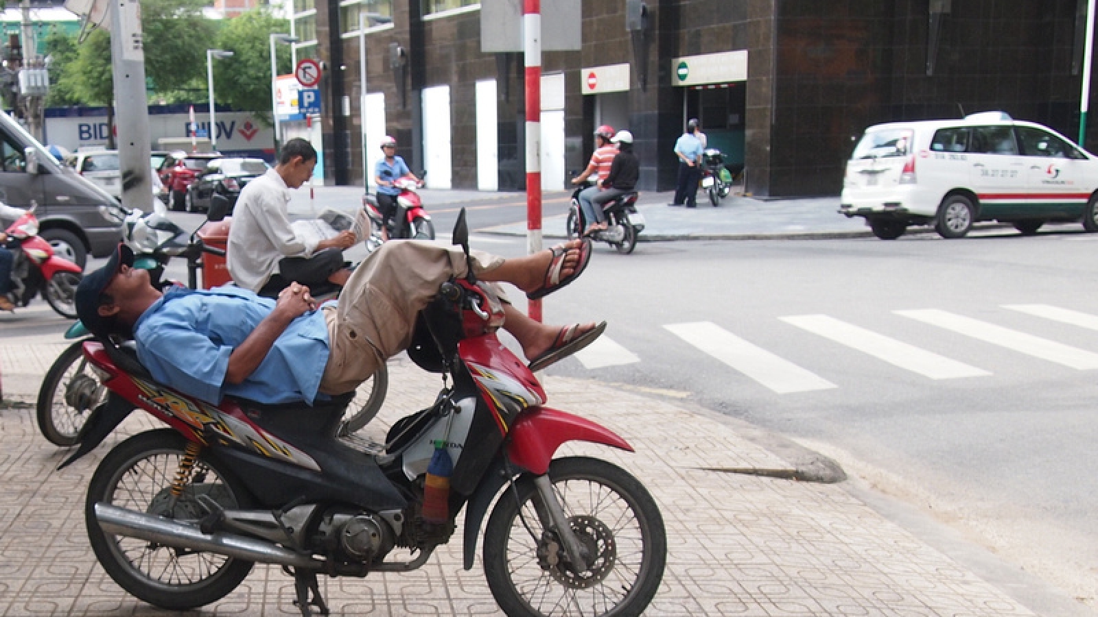 Vietnamese startup wants motorbike taxis to fight back Uber, Grab