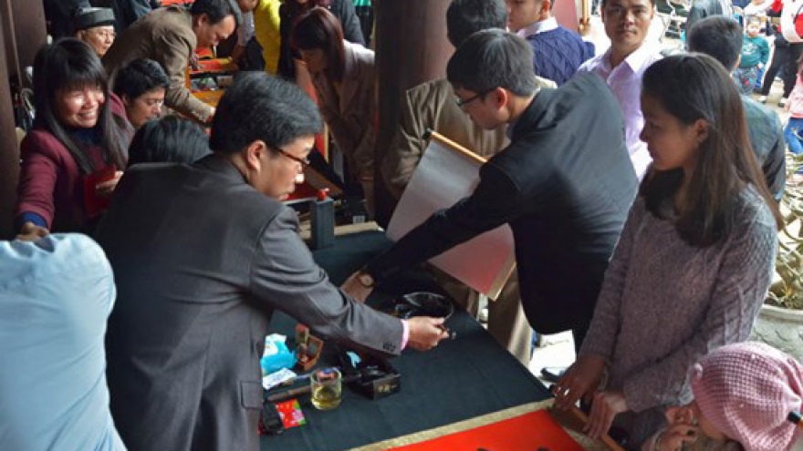Calligraphy paintings brighten TET holidays