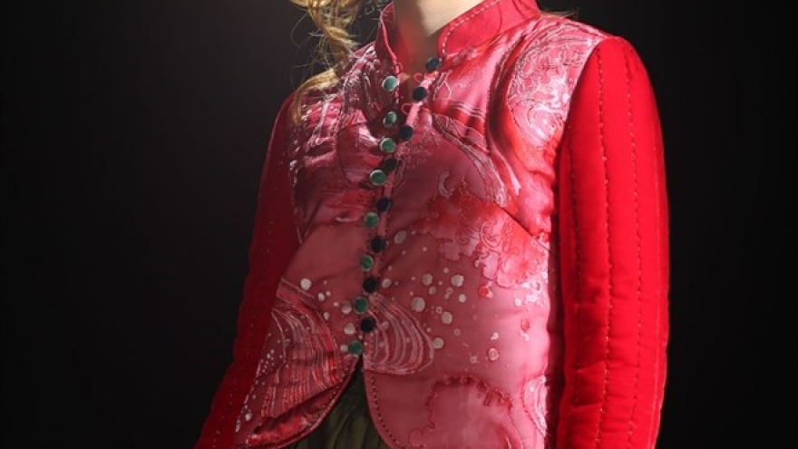 Designer brings lacquer art to ao dai