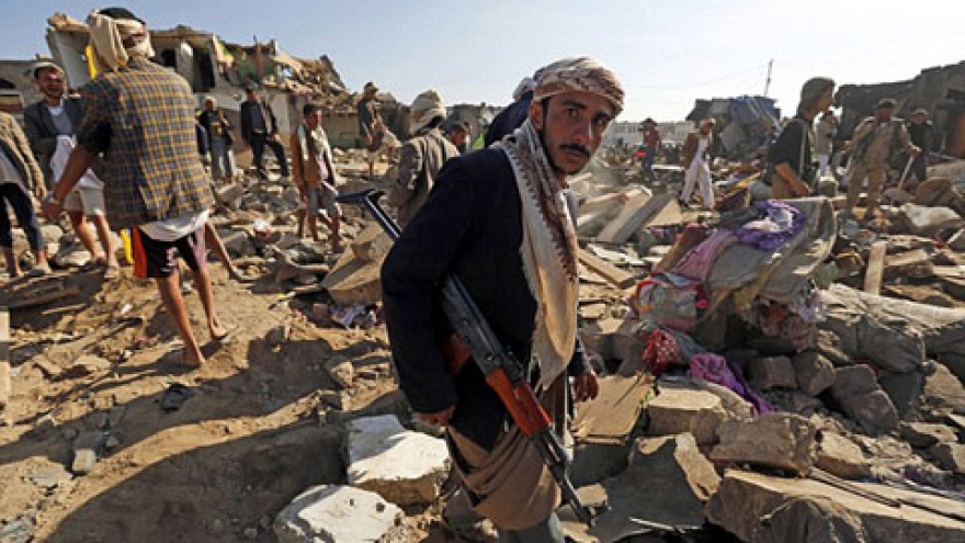 Air strike kills at least 40 at Yemen camp