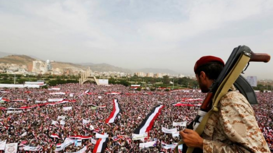 Tens of thousands of Yemenis rally to support Houthi-led council