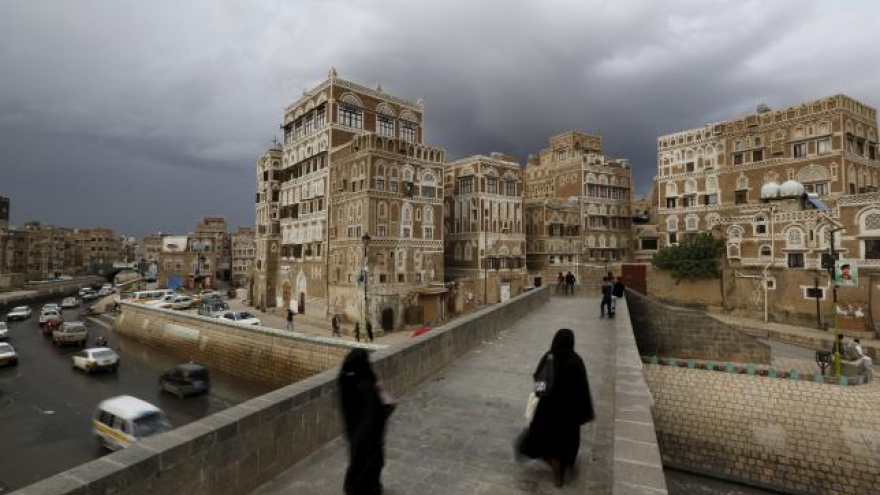 Warring Yemen sides begin truce, warn against violations