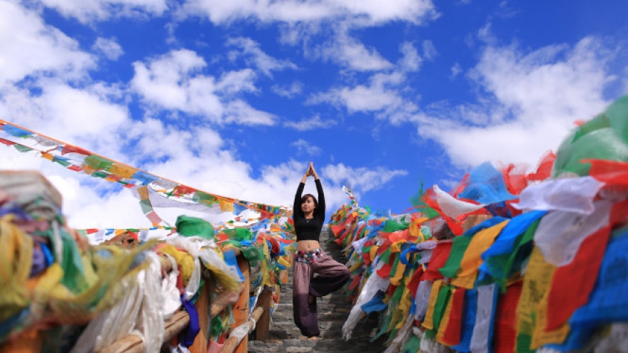 Vietnamese woman performs amazing Yoga postures in Tibet
