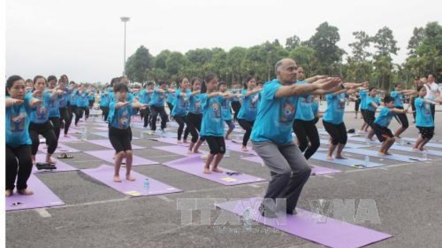 Mass yoga demonstration attracts crowds in Vinh Phuc