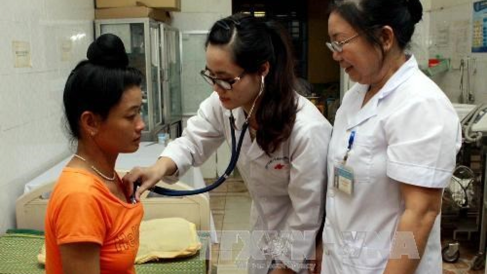 Young doctors volunteer to work in poor districts