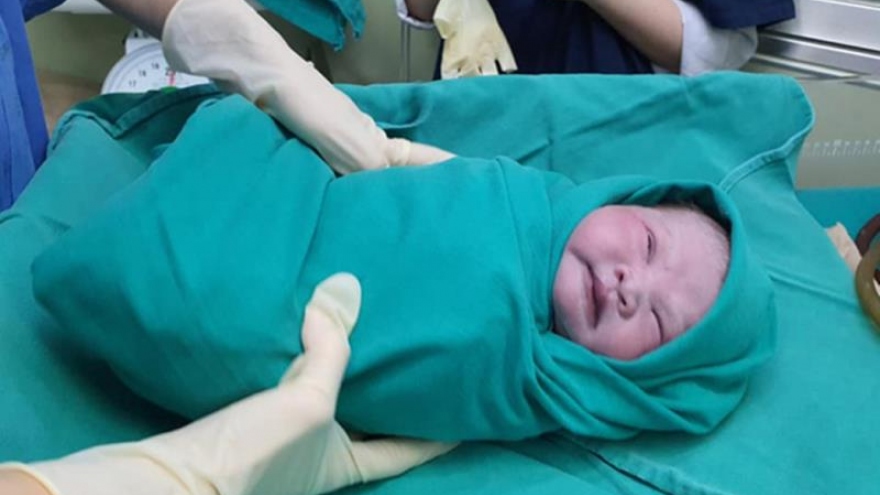 Điều dưỡng Bệnh viện Bạch Mai sinh con trong khu cách ly